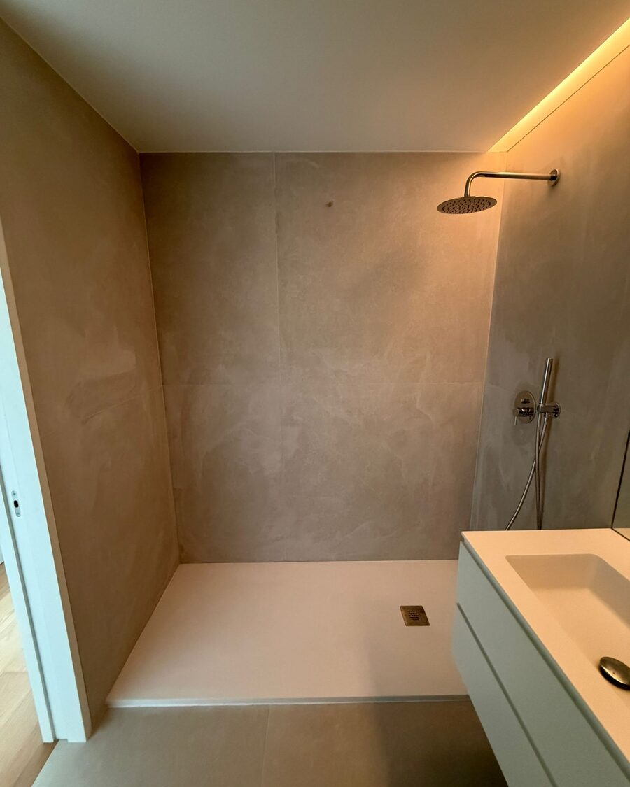 Base de duche nova instalada com coluna de duche e iluminação embutida