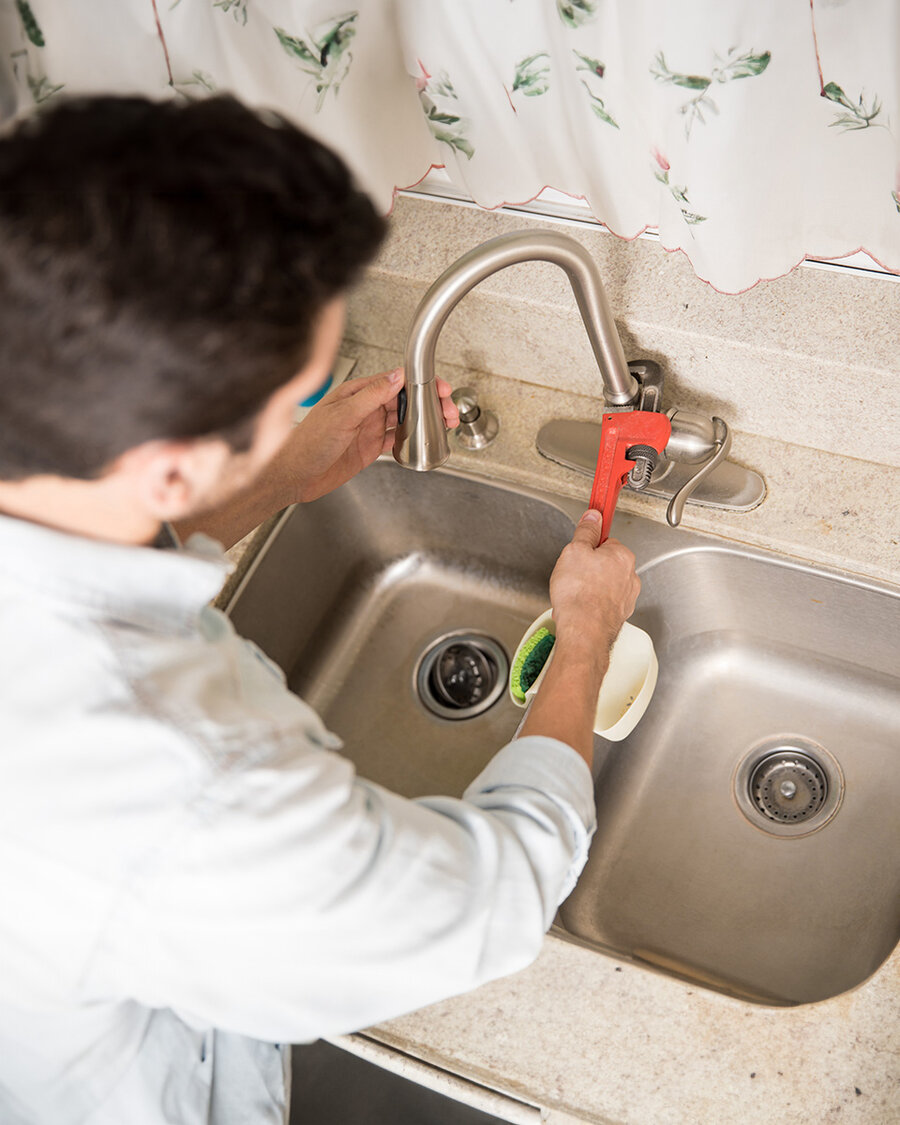 Canalizador a substituir torneira de cozinha com chave de bocas