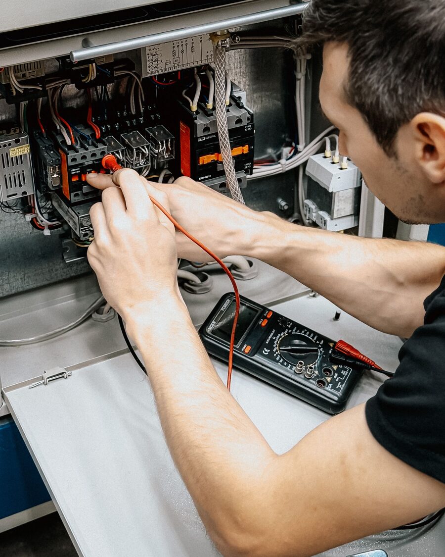 Eletricista a diagnosticar avaria com multímetro