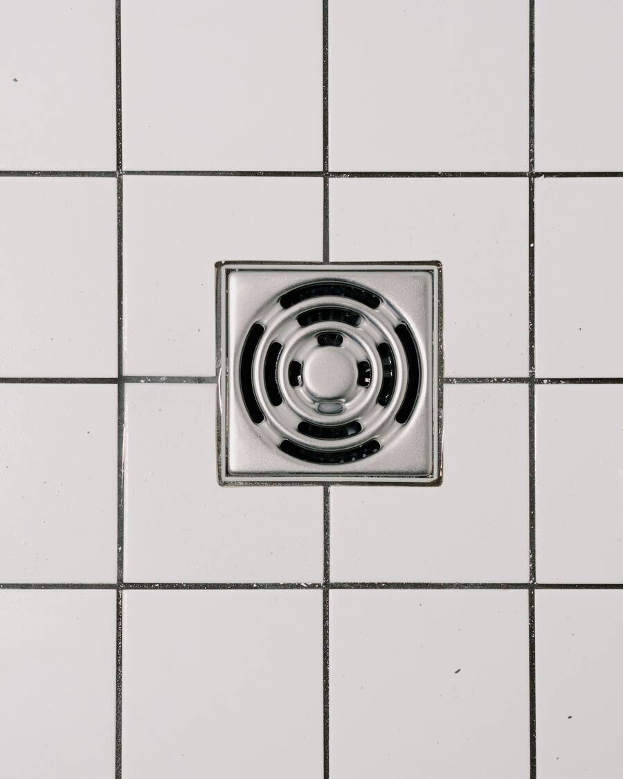 Ralo de duche em inox limpo após desentupimento