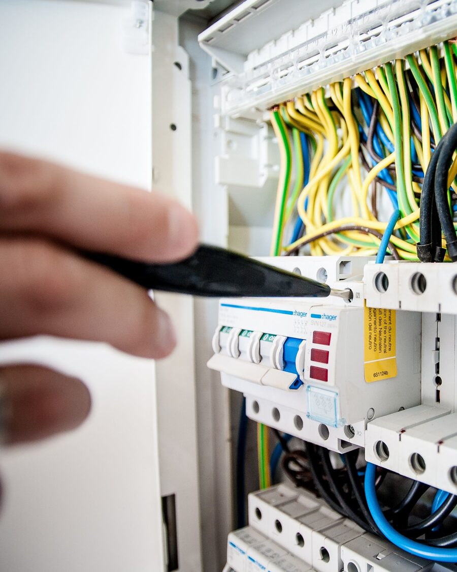Técnico a reparar quadro elétrico aberto