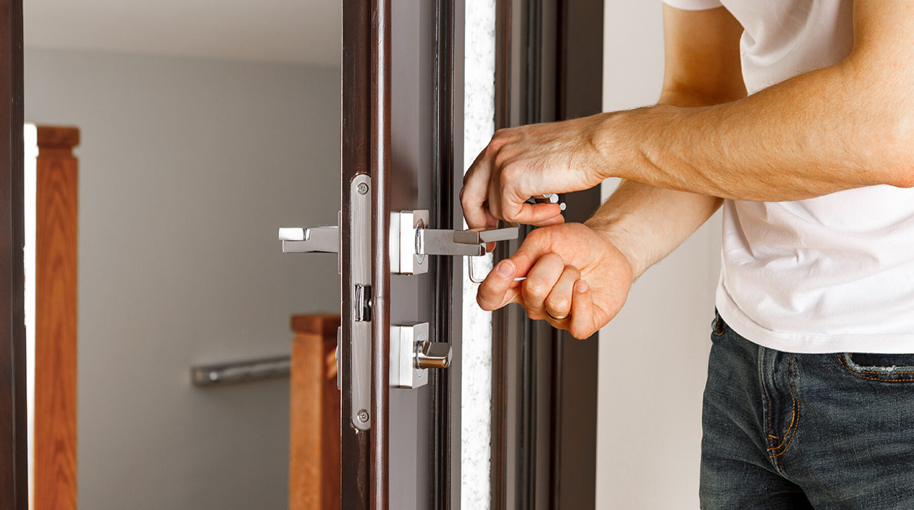 Chaveiro a abrir fechadura de porta sem danificar