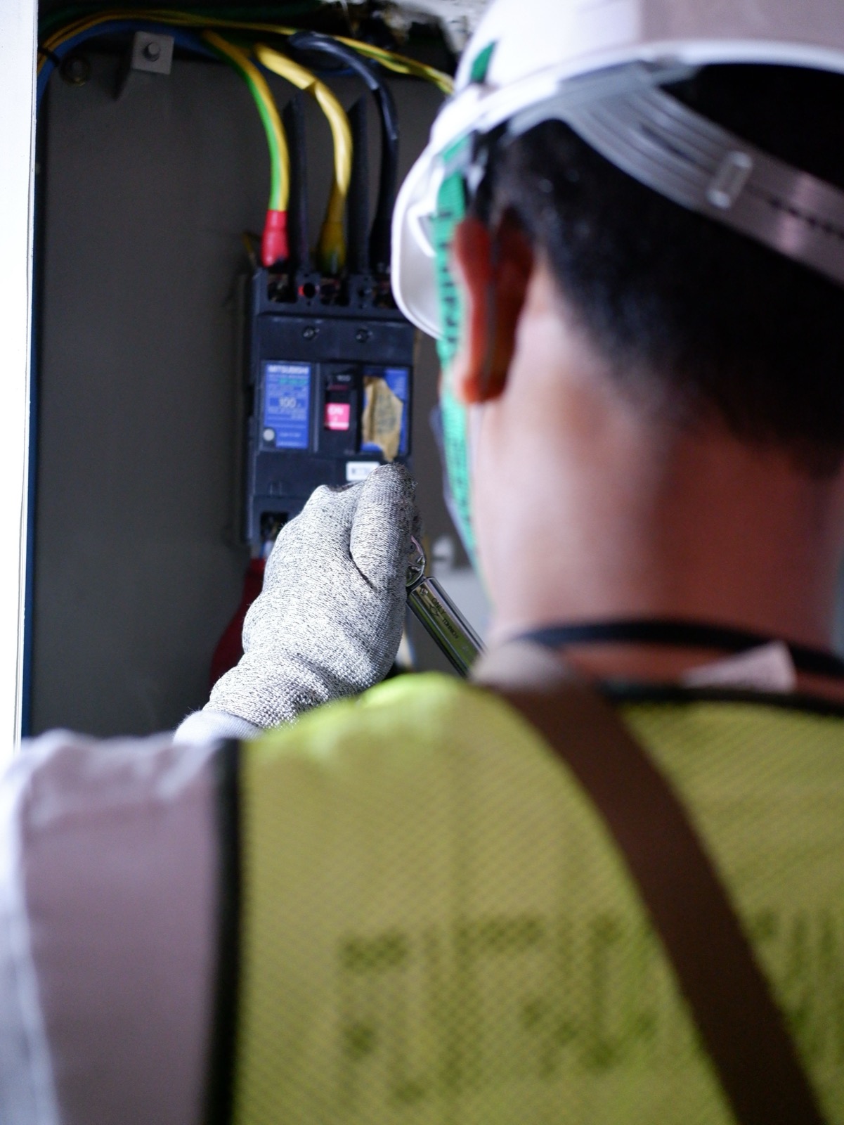 Disjuntores num quadro elétrico durante verificação