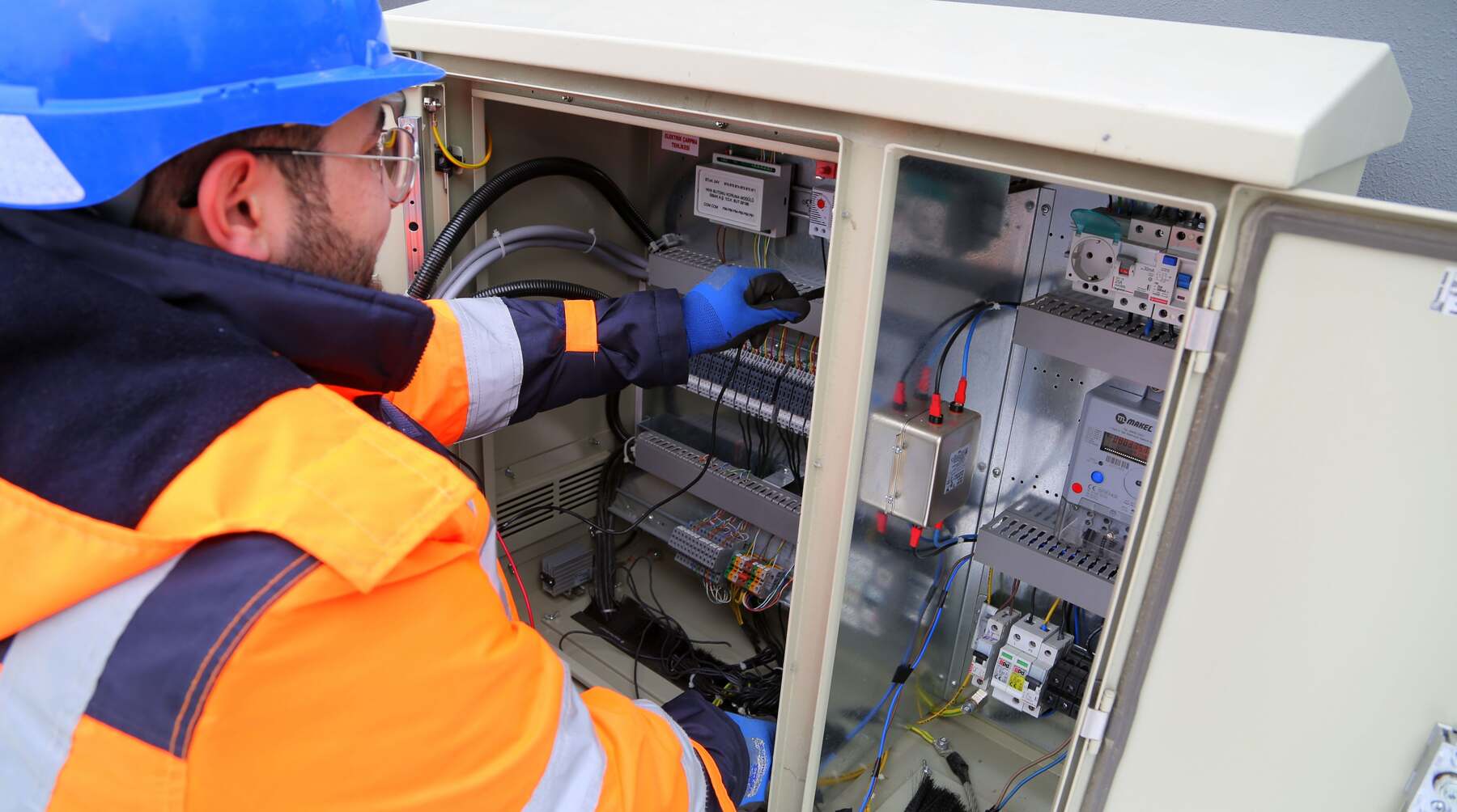 Quadro elétrico aberto durante diagnóstico técnico