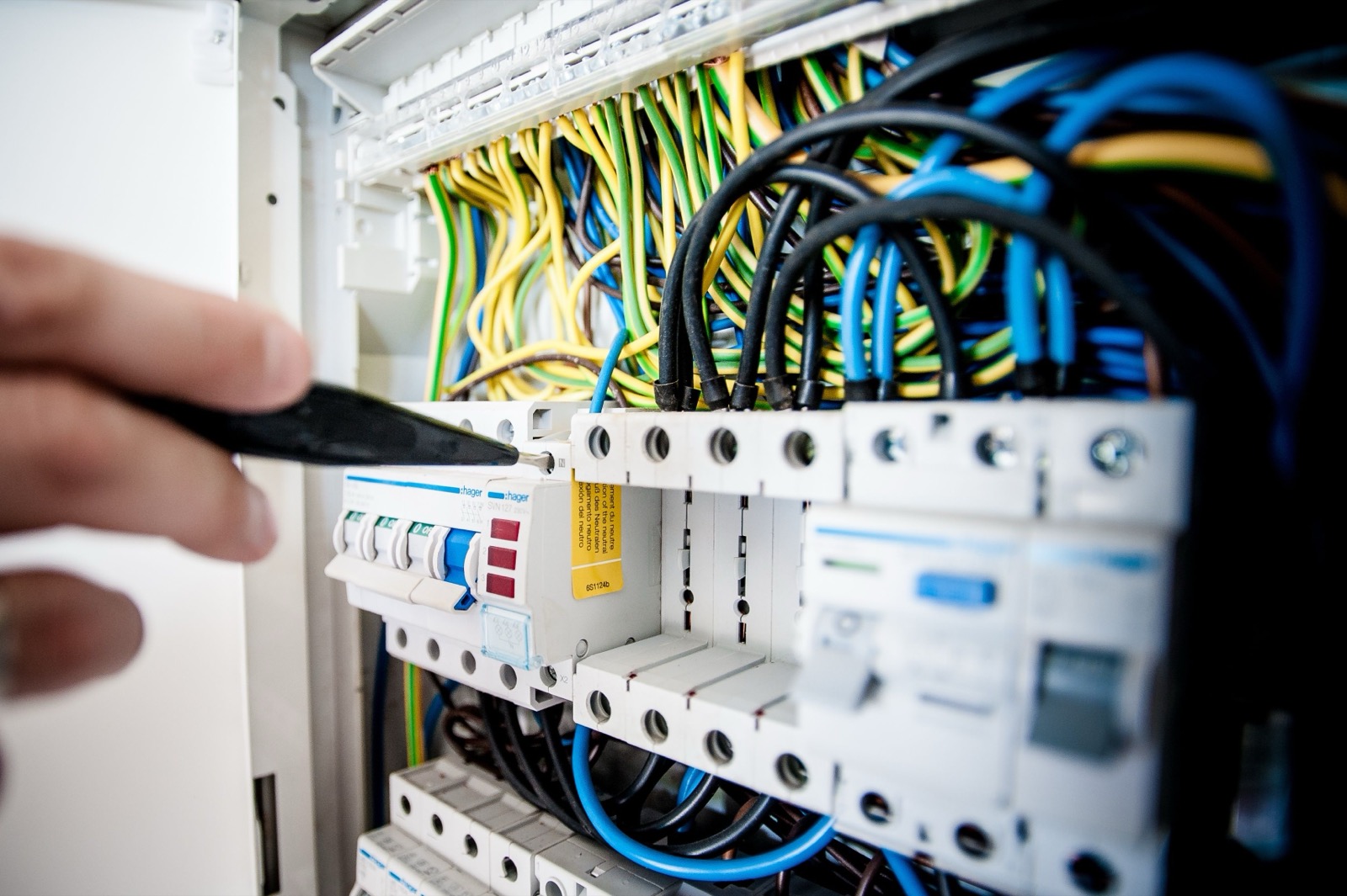 Quadro elétrico aberto durante diagnóstico técnico