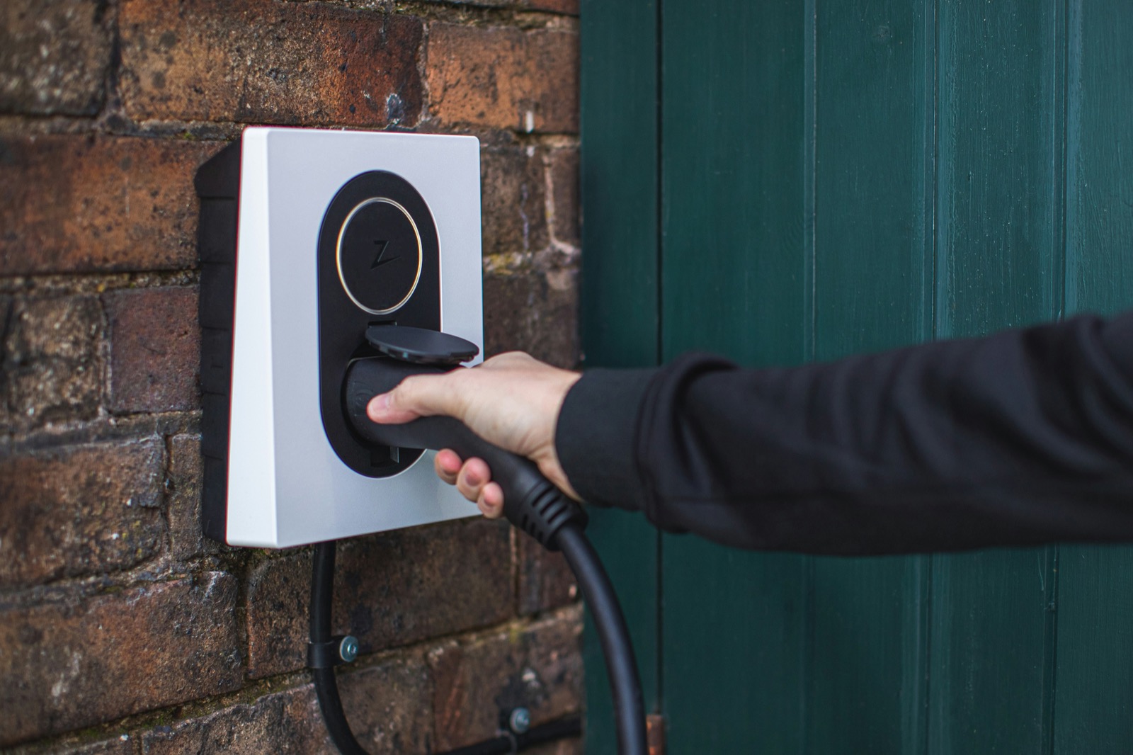 Wallbox instalada numa garagem a carregar veículo elétrico